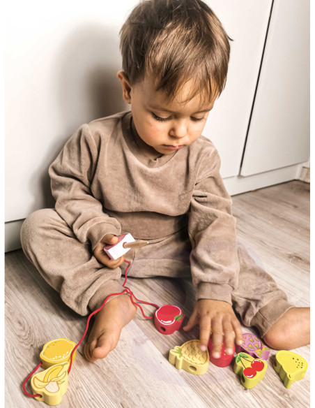 CLASSIC WORLD Drewniana Nawlekanka Owoce 13 el.