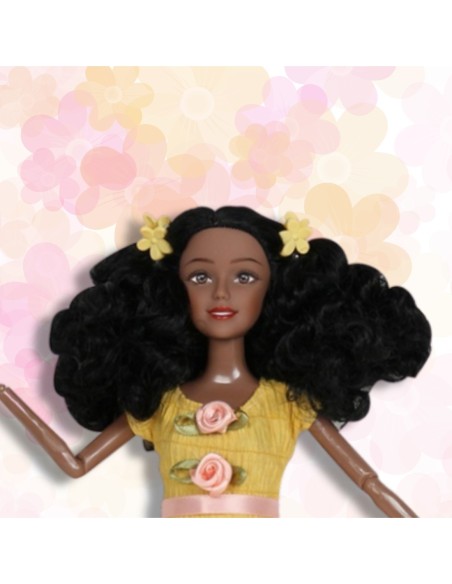 WOOPIE ROYAL Lalka Emi 32 cm Modny Strój i Piękne Czarne Włosy